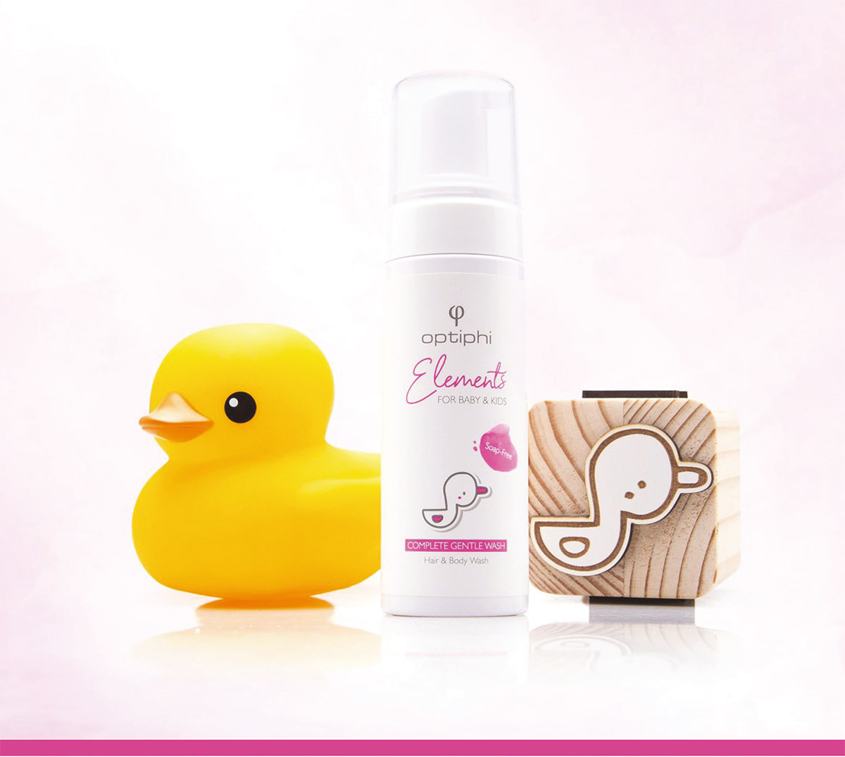 Baby Wash Produktfoto: Weiße Pumpflasche mit Aufschrift in Pink. Baby Haar und Bodywaschgel. Rechts ein Holzwürfel der eine Zeichnung mit einer Ente zeigt. Links eine gelbe Badeente Baby Wash Produktfoto: Weiße Pumpflasche mit Aufschrift in Pink. Baby Haar und Bodywaschgel. Rechts ein Holzwürfel der eine Zeichnung mit einer Ente zeigt. Links eine gelbe Badeente
