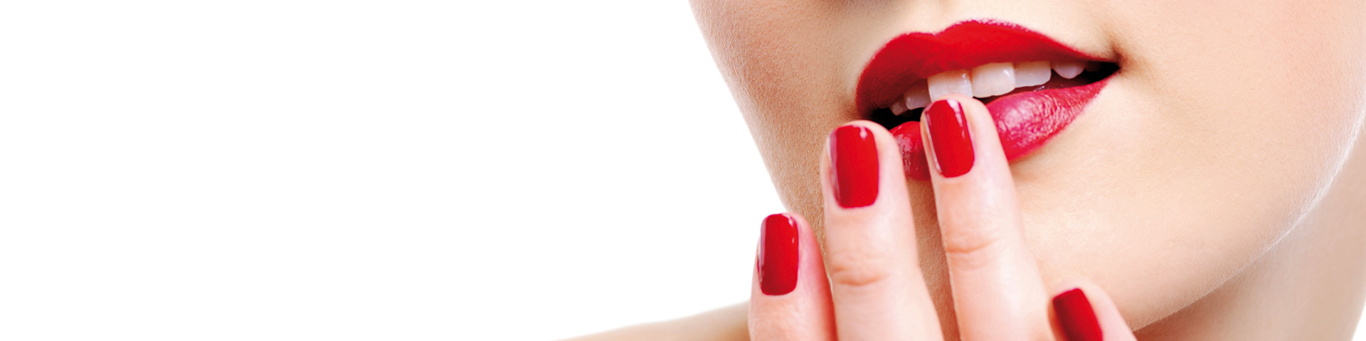 Maniküre - Finger mit rot lackierten Nägel greifen zu den Lippen, die die selbe rote Farbe haben