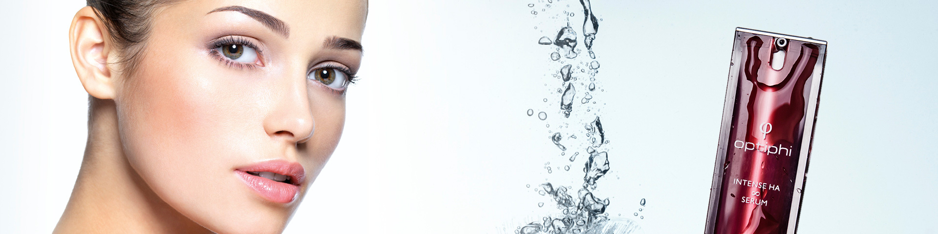 Junges Frauengesicht mit Optiphi Produkt Intense HA Serum und Wassertropfen in der Mitte des Bildes