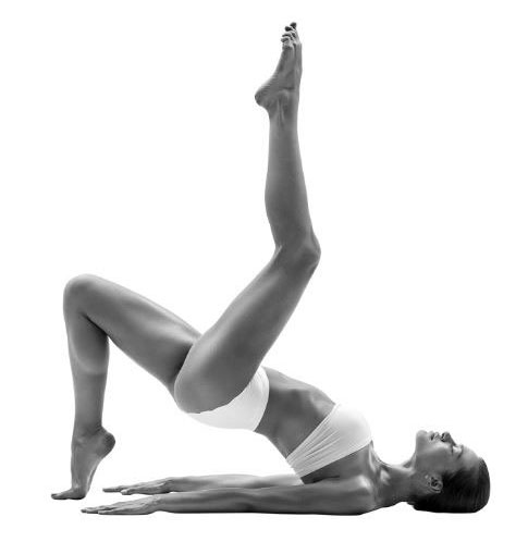 Symbolfoto Endermologie junge Frau in Yoga Position 