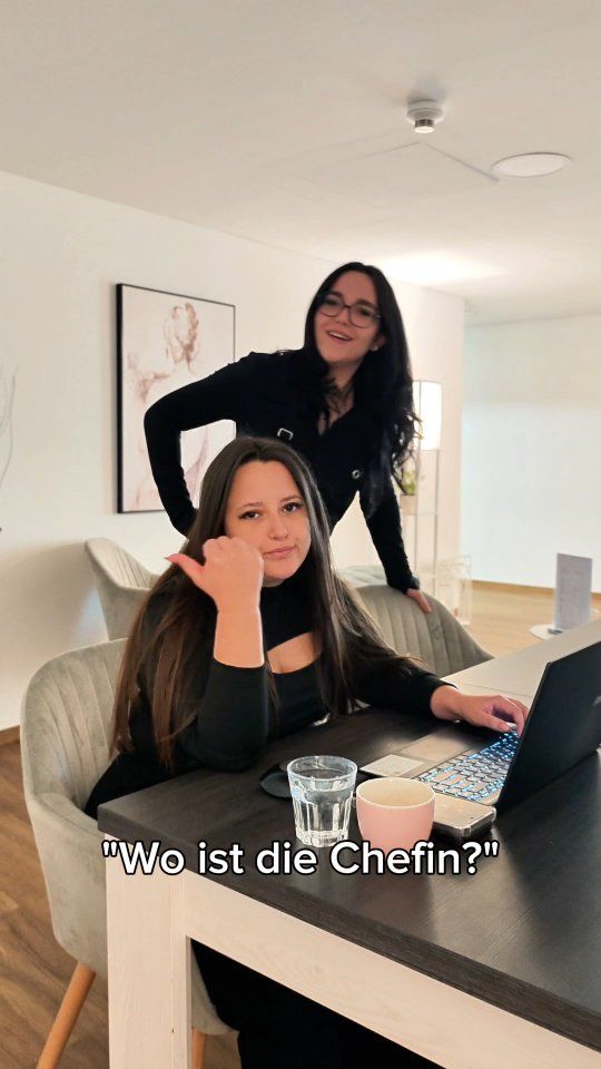 Wenn man unsere Chefin @klaricjanja sucht ist sie entweder in Kundengesprächen ... Oder vor unserer Kamera zu finden 🥰😆

#funreels #wrapandrollvienna #reelsinstagram #beautyspa #viennacity #wienbeautysalon #reeloftheday #kryolypolise #diodenlaser