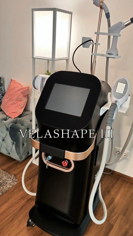 Bereit für deine Sommerfigur?🧜🏻‍♀️ Mit unserem neuen Velashape 3 geht das ganz entspannt. Die Kombination aus Kavitation und Vakuum (1 Funktion dieses Geräts) hilft dabei, hartnäckige Fettpölsterchen gezielt zu reduzieren – ganz ohne Schmerzen oder Ausfallzeit. Kavitation zerlegt die Fettzellen mithilfe von Ultraschall, während das Vakuum die Durchblutung und den Lymphfluss anregt, damit dein Körper die gelösten Fette schneller abtransportieren kann. So entsteht ein sichtbarer Effekt: weniger Umfang, glattere Haut und ein strafferes Hautbild. Perfekt für alle, die sich vor dem Urlaub noch schnell etwas Gutes tun wollen. Bei Interesse für einen Termin schreib uns gerne eine DM! 🔥🔥🔥